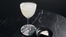 去饮料：Haymarket Cocktail配有烤肉涂层的Kaffir Lime Leaf。