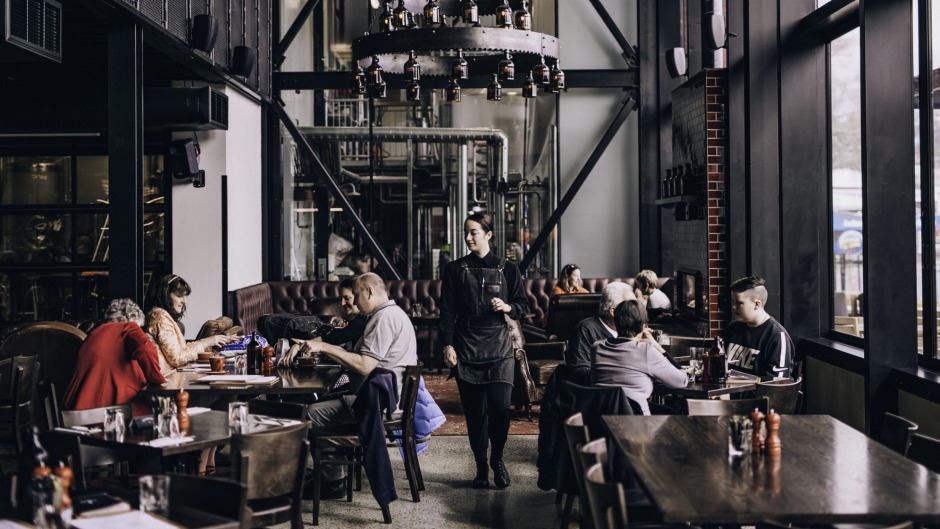 Dunedin Brewery Emerson的新餐厅和酒吧配有专用的刺浴室和用餐区。