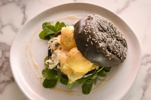 龙虾本尼迪克特（Lobster Benedict）在木炭面包内服役，是人群的最爱。