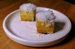 Pommes Anna用黑色大蒜醋和巴马干酪。