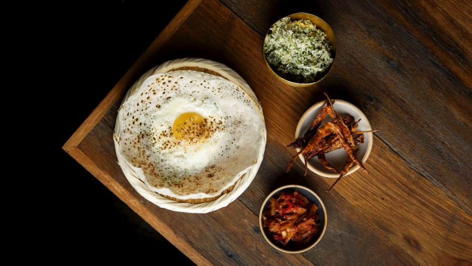 Spice Up你的无聊的早餐：Lankan灌装站的鸡蛋料斗。