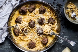 Cacio E Pepe遇到了意大利面和肉丸。