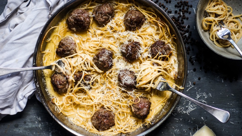 Cacio E Pepe遇到了意大利面和肉丸。