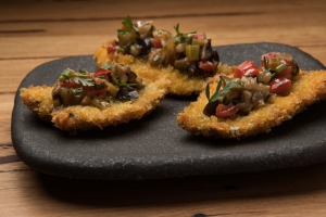 被击毁的蝴蝶沙丁鱼用茄子caponata。