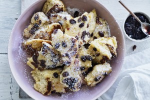 撕裂和分享：Kaiserschmarrn是一款两次煮熟的蓬松薄煎饼。
