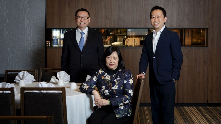 业主埃里克（Eric）和琳达·黄（Linda Wong）以及儿子比利（Billy）于2019年在黄金世纪海鲜餐厅的葡萄酒银行房间里。