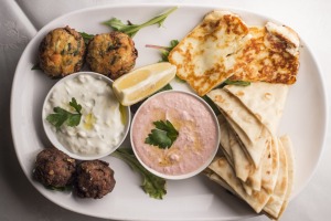 Mezze Plate的两个包括Garlicky Tzatziki和鲑鱼粉Taramasalata。