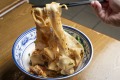 唐人街发现：比安吉·比安格（Biang Biang）的面条上面放着辣椒。