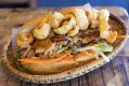 在圣基尔达（St Kilda）的Bullseye Banh Mi上装满了curl啪作响的猪肉Banh Mi。