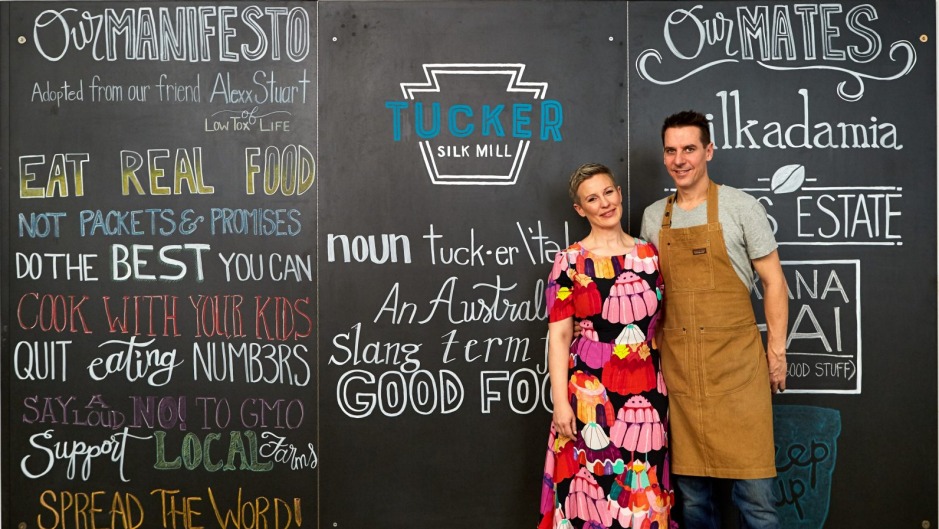 Melanie Hansche和Jason Hoy在他们的宾夕法尼亚咖啡馆，Tucker Silk Mill。“title=