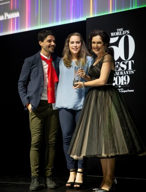 Host Annabel Crabb（右）将Virgilio Martinez和Pia Leon从秘鲁举办，颁奖以获得最佳奖
