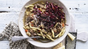 鸭，verjuice和celeriac ragout配上斯特罗佐拉德意大利面和radicchio。