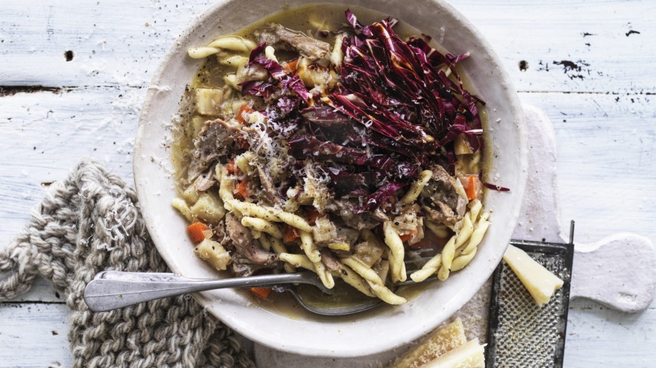 鸭，verjuice和celeriac ragout配上斯特罗佐拉德意大利面和radicchio。