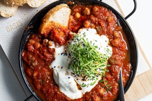 Shakshuka  - 鸡蛋烘焙在鹰嘴豆和洋葱开采的西红柿酱。