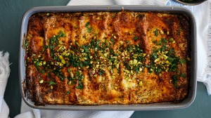 过滤酸奶(labna)、扎塔尔和阿勒颇胡椒为素食千层面增添了中东风味。
