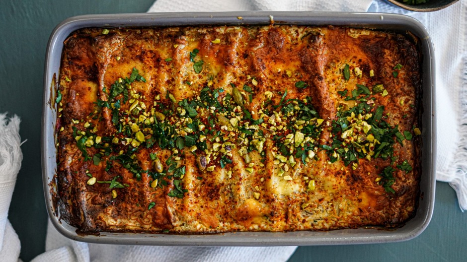 在素食千层面中加入过滤酸奶(labna)、扎塔尔(zaatar)和阿勒颇辣椒(aleppo pepper)。