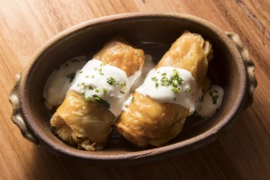 Le Lee的必须订购的Sarma（白菜卷）。
