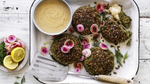 Danielle Alvarez的Falafel用Tahini酱填充了Portobello蘑菇。
