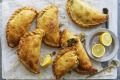 Empanadas充满了炒西葫芦，辣椒，橄榄和新鲜豆。