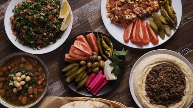 在yum yum bakery的犯规，鸡蛋，sujuk，hummus，肉类和塔博布尔。