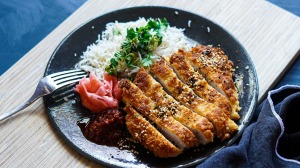 施奈蒂遇见了Karaage Chicken。