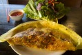 阳光的黄色Banh Xeo（越南煎饼）在阳光下送达。