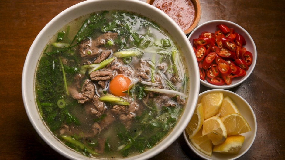 河内Pho Shop Pho薄的签名Pho配炒牛肉。