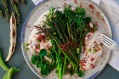 Cod Roe用新鲜和烧焦的蔬菜浸泡。