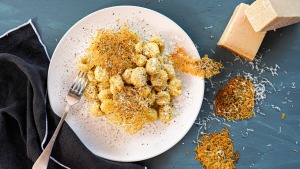 Cacio E Pepe（奶酪和胡椒）Gnocchi与Cacio E Pepe Clisps。