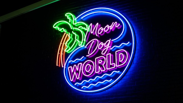 灯光下:月亮狗在普雷斯顿扩张。