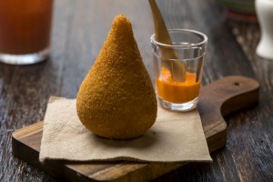coxinha塞满了奶油奶酪和鸡肉。
