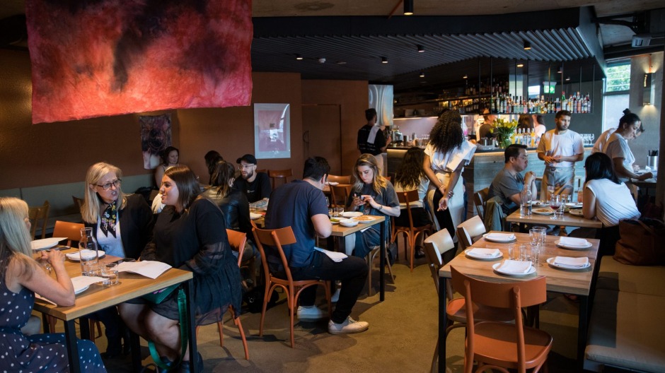 黑暗和喜怒无常的内饰让人想起Caffe E Cucina，Maurice Terzini的第一个墨尔本开放。