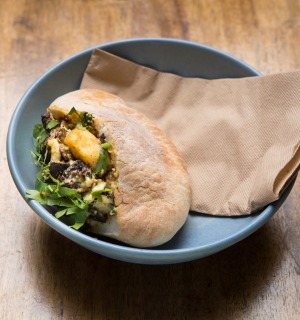 塞茄子、土豆和煮鸡蛋的皮塔饼。