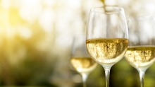 活泼的、酸性的葡萄酒可以被认为是解渴的。