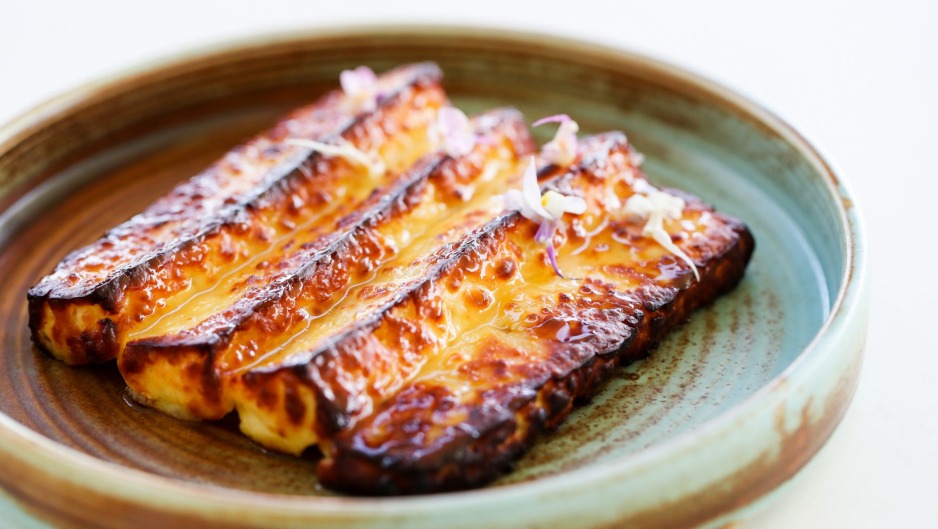 去洗碗：蒂尔巴·霍洛米（Tilba Haloumi）搭配蜂蜜和迷迭香开花。
