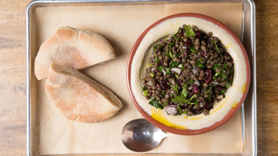 鹰嘴豆泥配小扁豆沙拉。