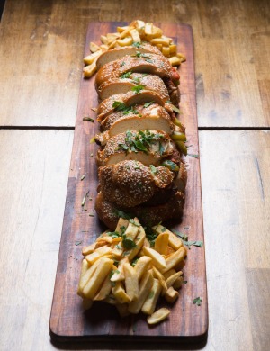 对共享友好的大白面包炸肉排。