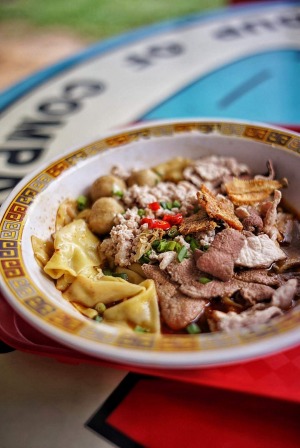 大华猪肉面是小贩最爱去的地方，特色是店主父亲的原汁原味食谱。
