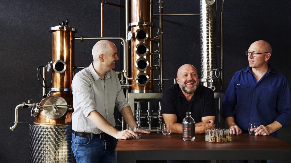 澳大利亚蒸馏器协会主席Stuart Gregor（中心）与同胞四柱Gin Distillers Matt Jones ...