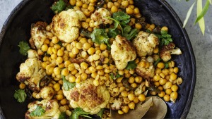 klie Kwong的五香炸花椰菜鹰嘴豆。