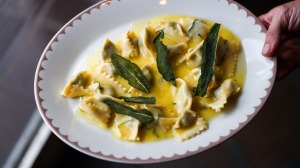 猪肉，小牛肉和兔子在鼠尾草黄油的agnolotti。