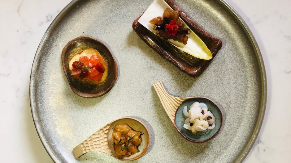 从上至右顺时针:鲷鱼，香菇，红辣椒，先压酱油，威勒夫;四川胡椒鱿鱼;大虾,……