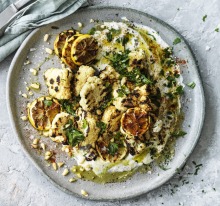 海蒂·麦金农的烧焦花椰菜沙拉配柠檬鲜奶干酪和松子。