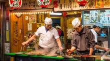 街头食品供应商在日本大阪烹饪藤黄。