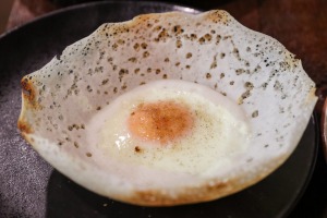 酥脆，酵母，碗形的鸡蛋泡沫。