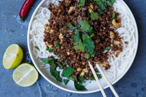 焦糖猪肉和腰果炒。