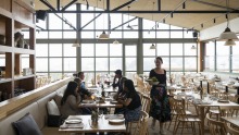 Acre Farm和Eatery的农舍餐厅提供一份友好的、以农产品为主的菜单。