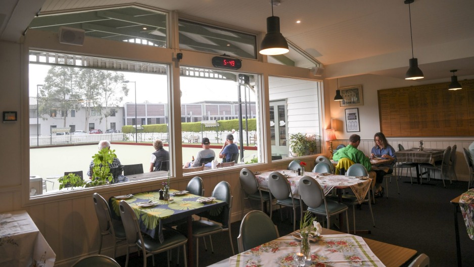 Lorne Bowls Club的餐厅有一个易用的美学。