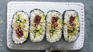 海苔三明治配金枪鱼、牛油果和日本酱油籽。