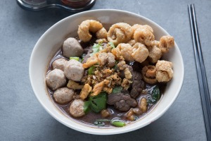 泰国船面条用牛肉和猪肉裂纹。